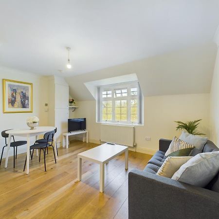 Duplex Redhill Town Centre Apt By Livingo Stays Екстер'єр фото