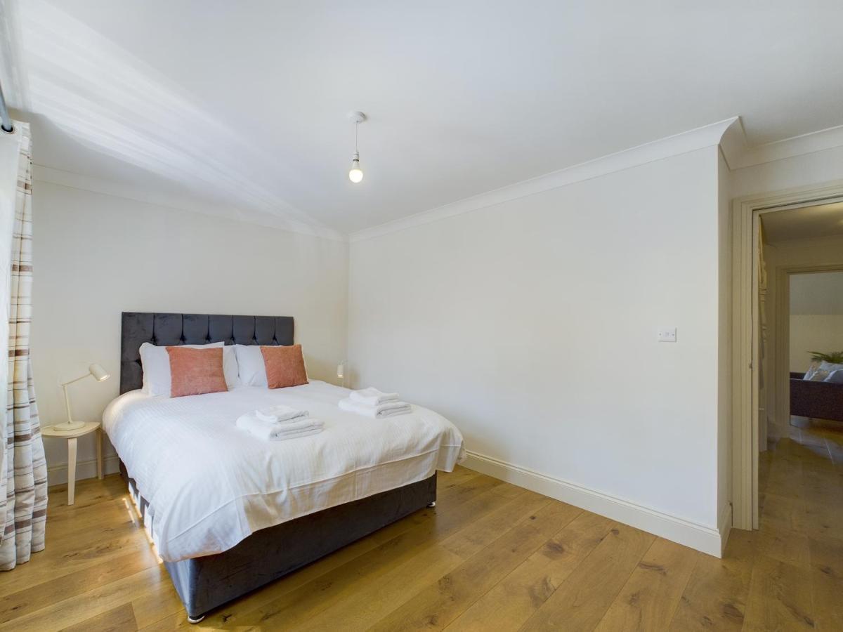 Duplex Redhill Town Centre Apt By Livingo Stays Екстер'єр фото