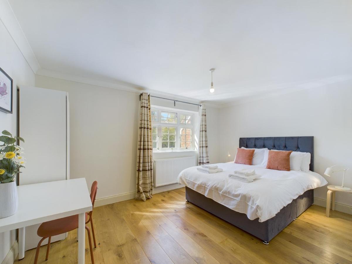 Duplex Redhill Town Centre Apt By Livingo Stays Екстер'єр фото