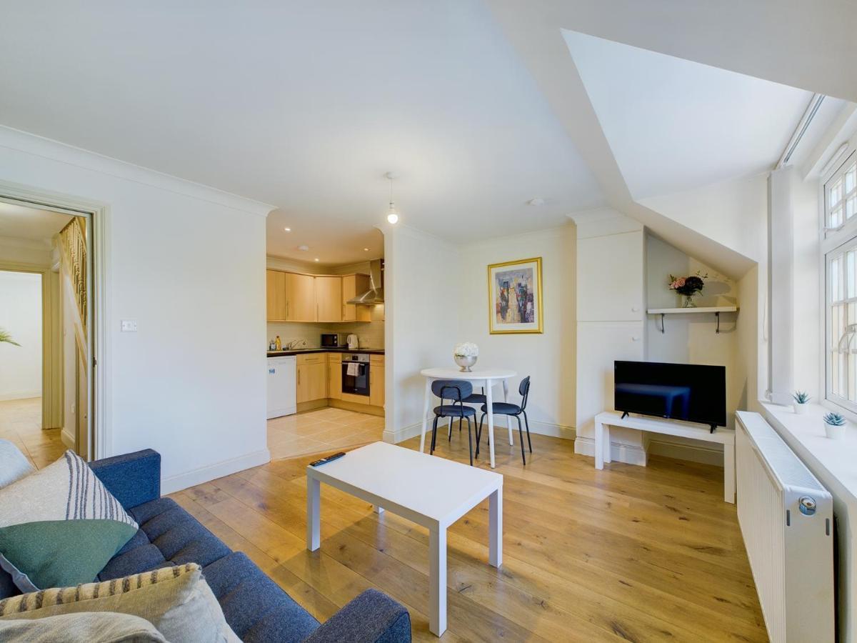 Duplex Redhill Town Centre Apt By Livingo Stays Екстер'єр фото