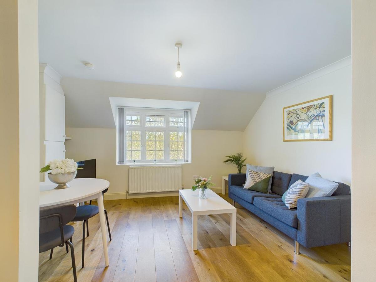 Duplex Redhill Town Centre Apt By Livingo Stays Екстер'єр фото