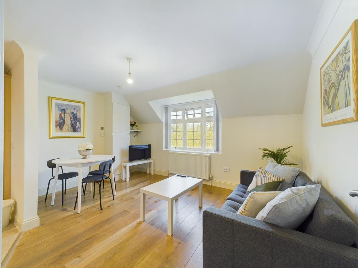 Duplex Redhill Town Centre Apt By Livingo Stays Екстер'єр фото