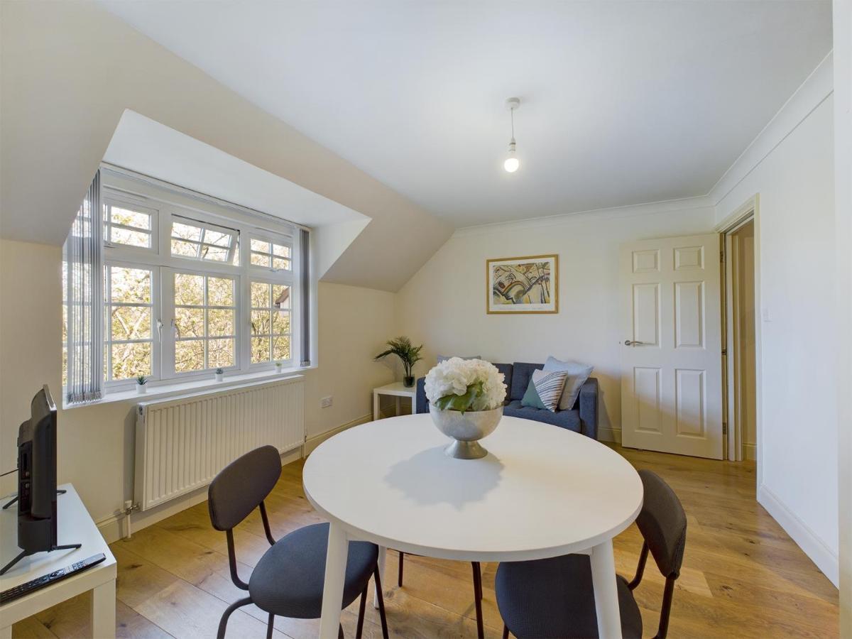 Duplex Redhill Town Centre Apt By Livingo Stays Екстер'єр фото